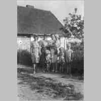 006-0105 Biothen  Haus Mertins Sept. 1944, Kinder Renate, Frank, Ingrid und Werner Mertens.jpg
